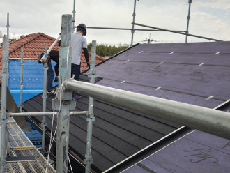 屋根材を設置する様子